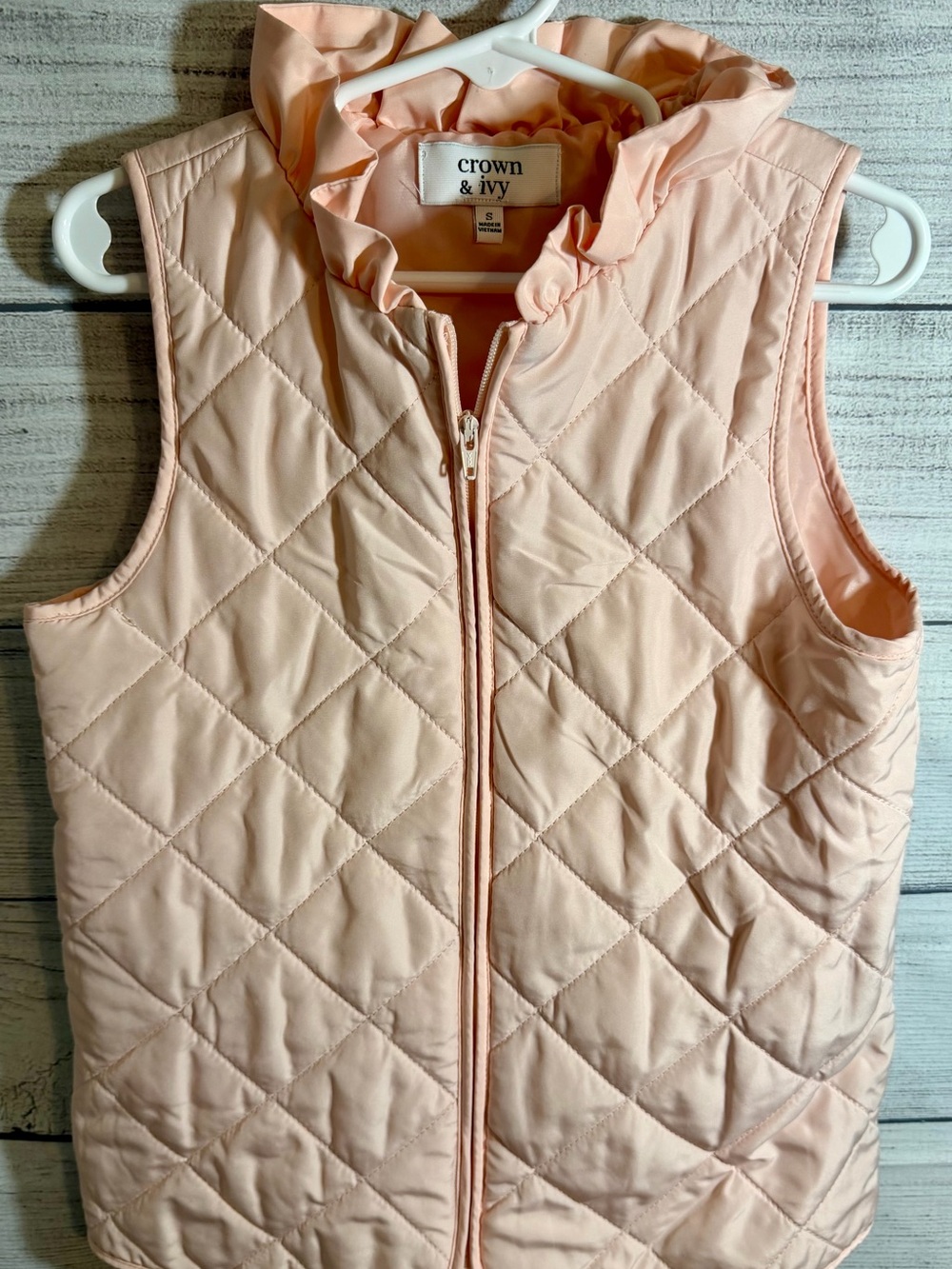 crown & ivy Quilted Vest in Soft Peach